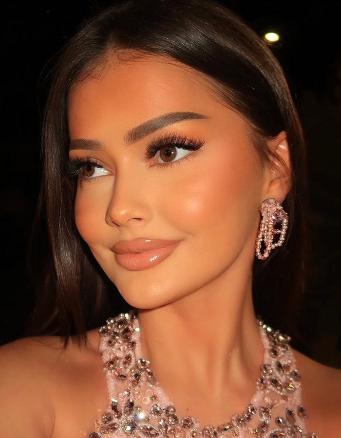 يتوفر مجوهرات خاصة بالفستان والكلاوتشمستوحاة من تصميم الفستان، لتكتمل إطلالتك Exclusive jewelry